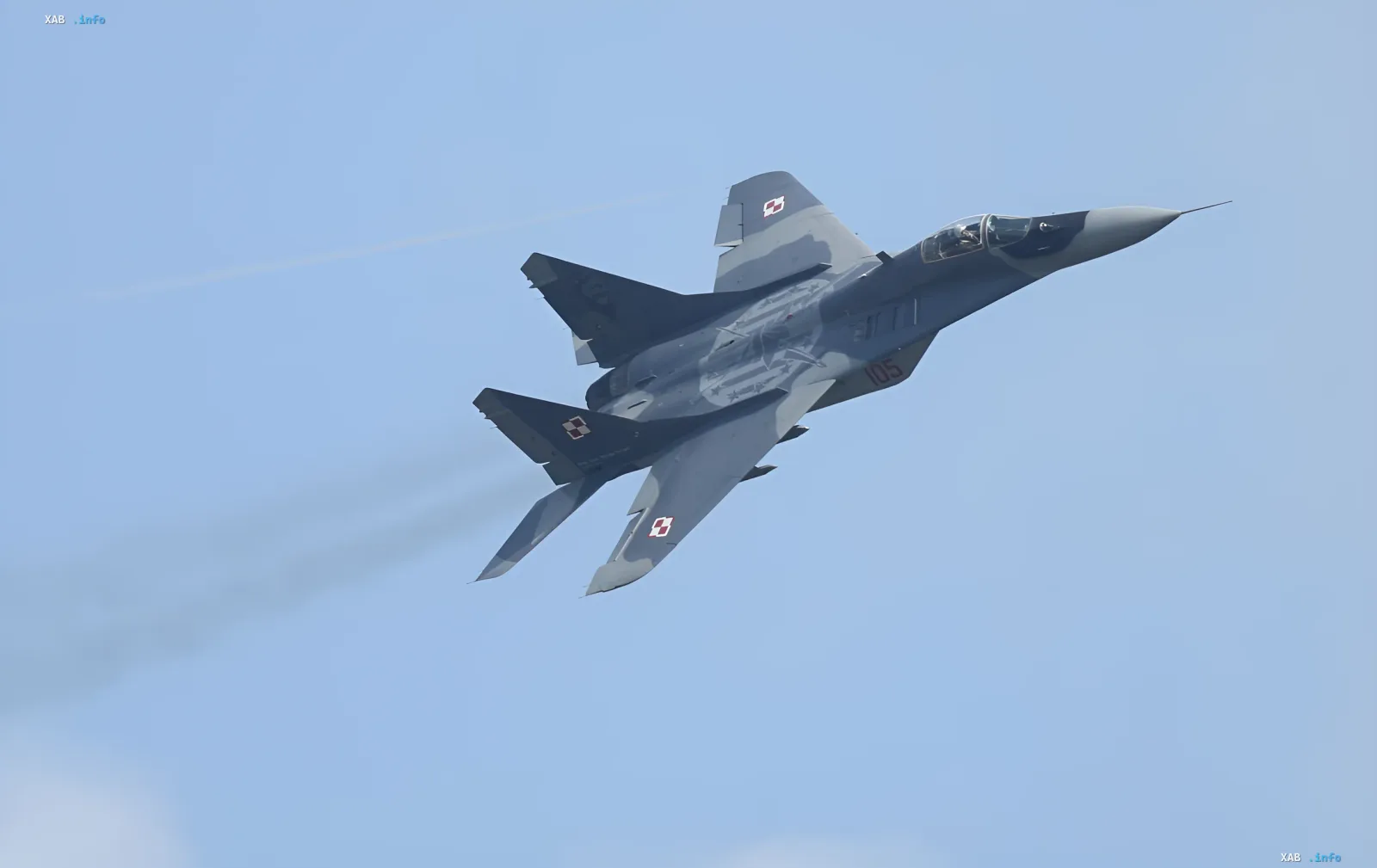 Польский истребитель F-16 в полёте: ВВС Польши подняли самолёты на фоне массированной атаки России по Украине