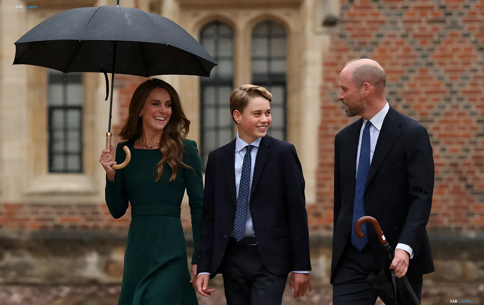 Prinz George im Anzug zwischen den Eltern Kate und William vor dem Eton College am ersten Schultag