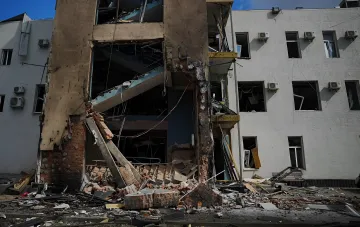 Zerstörtes Gebäude des TV-Senders «My – Ukraine» in Kiew nach einem Drohnenschlag: durchschossene Wand, Trümmer aus Ziegel und Beton, zerbrochene Fenster
