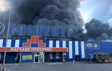 Клубы чёрного дыма над ТРЦ «Эпицентр» в Прилуках после удара, пожарные на месте происшествия