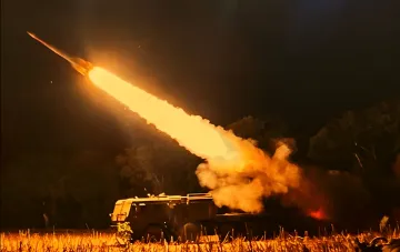 Ночной пуск ракеты зенитного ракетного комплекса «Коралл» с самоходной пусковой установки