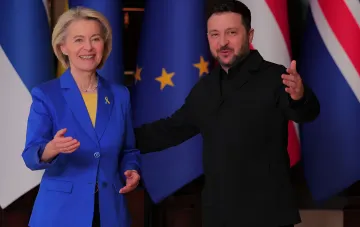 Зеленский и глава Еврокомиссии на фоне флагов ЕС во время обсуждения участия Европы в переговорах