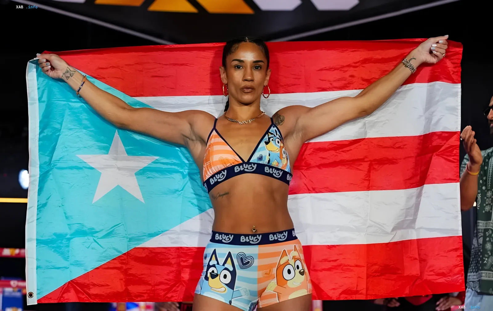 Amanda Serrano beim Wiegen mit der Flagge von Puerto Rico vor ihrem Abschiedskampf im Januar 2027
