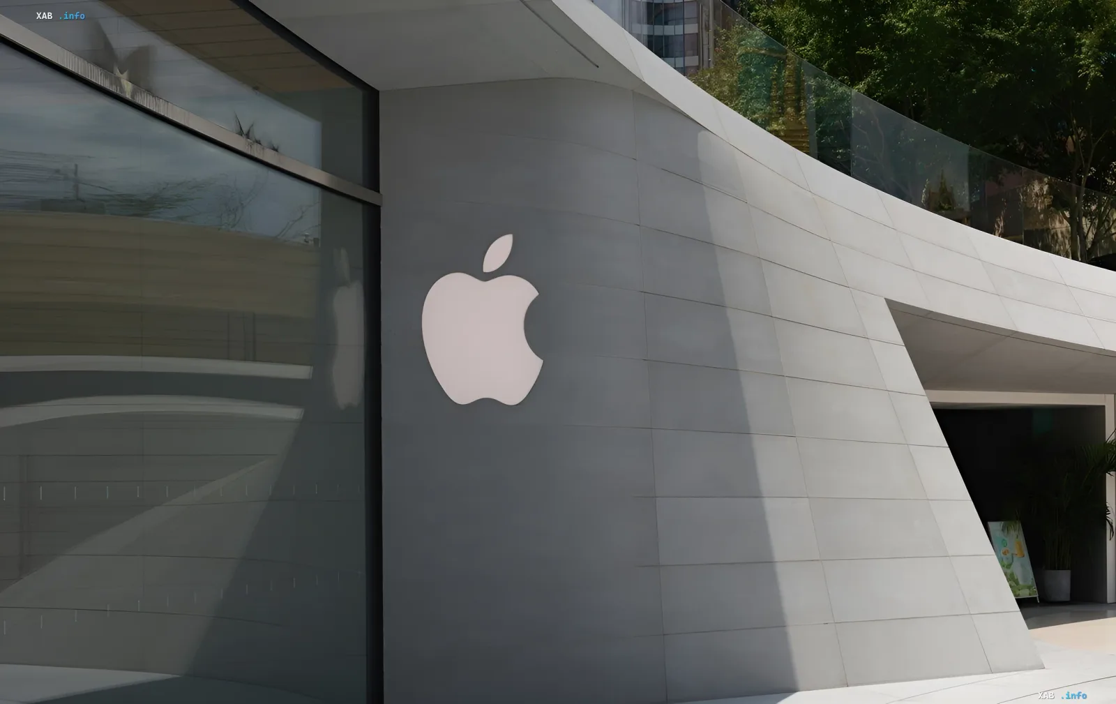 Логотип Apple на фасаде магазина Apple Store в ожидании презентации складного iPhone Ultra и линейки iPhone 18 Pro под руководством Джона Тернуса
