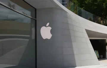 Логотип Apple на фасаде магазина Apple Store в ожидании презентации складного iPhone Ultra и линейки iPhone 18 Pro под руководством Джона Тернуса