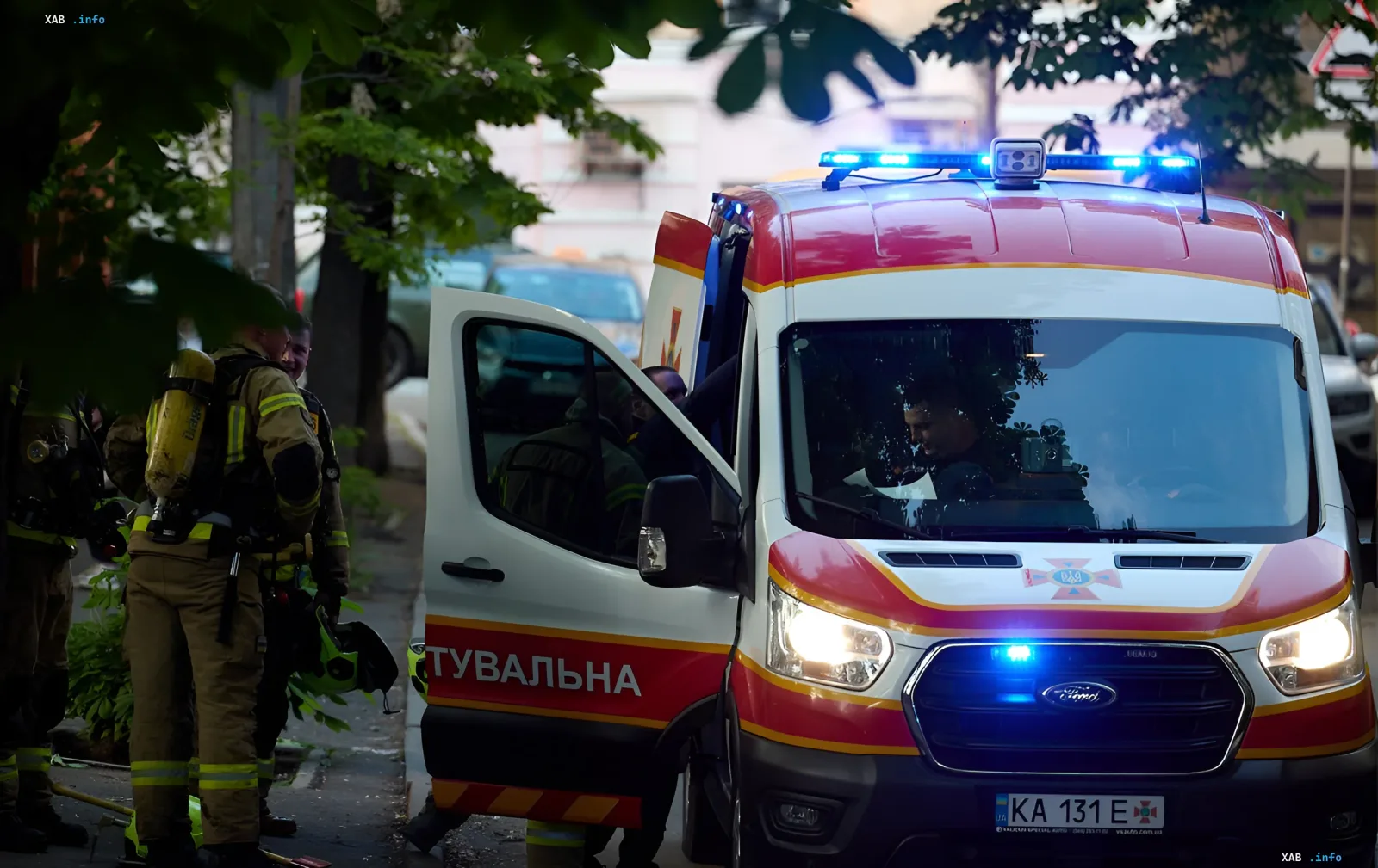 Пожарные и спасатели на месте попадания российского дрона в девятиэтажный дом в Киеве
