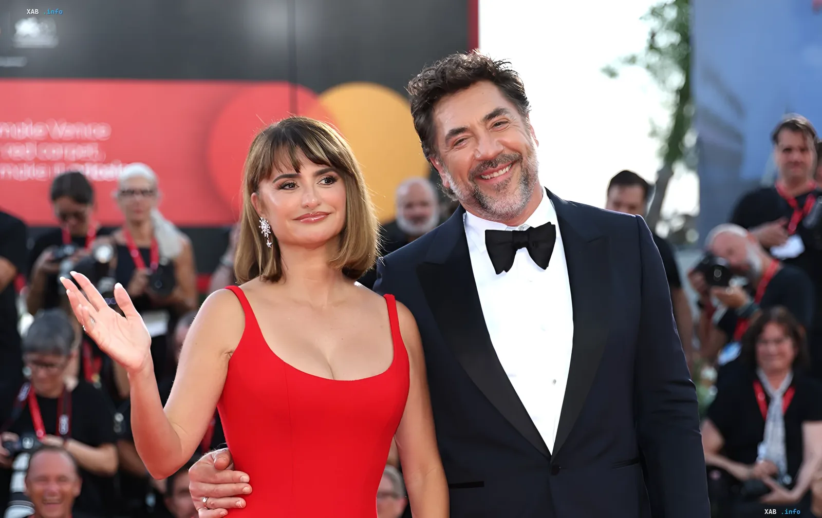 Penelope Cruz in einem roten Kleid und Javier Bardem im Smoking auf dem roten Teppich der Venediger Filmfestspiele zur Premiere von The Bunker