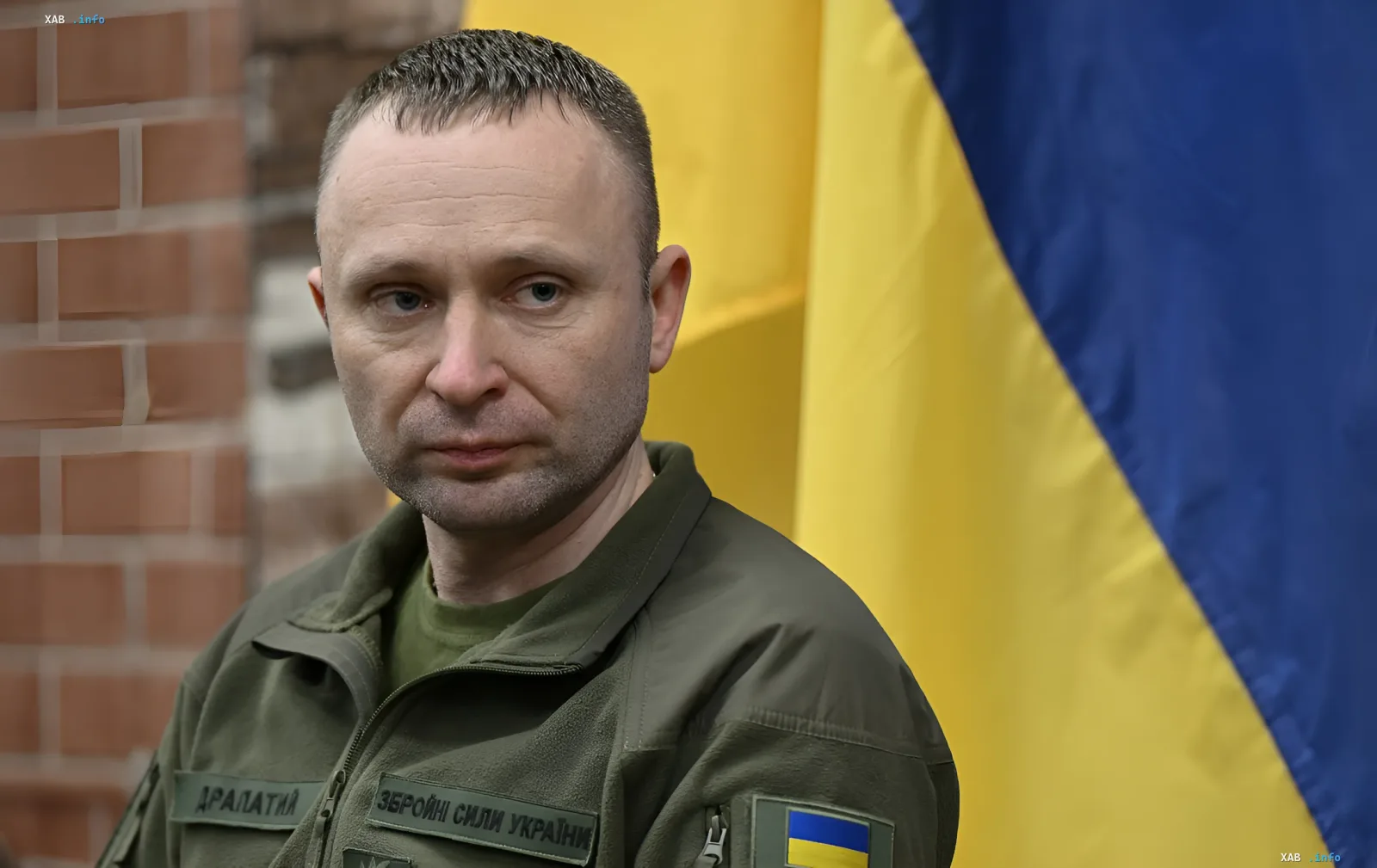 Generaloberst Andrij Drapatyj in ukrainischer Militäruniform vor der ukrainischen Flagge