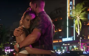 GTA 6: Джейсон и Люсия в ночном обнимании у неоновой вывески Boardwalk — романтическая пара с разными боевыми стилями