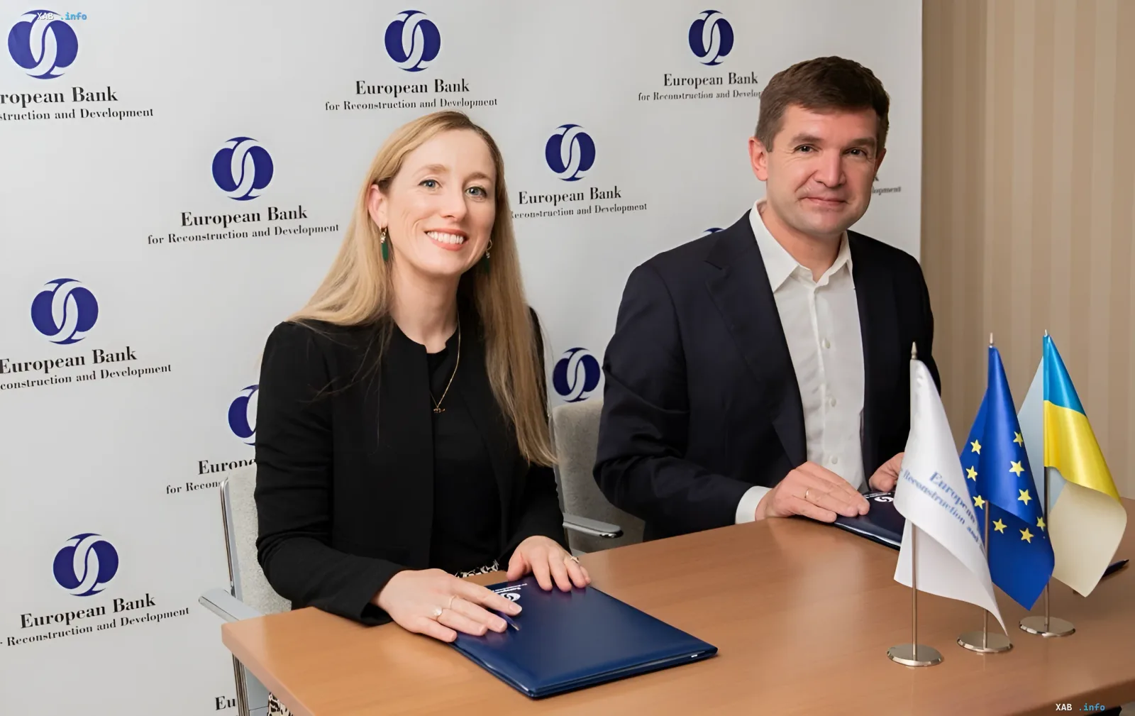 Unterschrift einer 1-Million-Euro-Förderung zwischen Kernel und der EBRD: Unternehmensvertreter am Tisch mit Dokumenten vor dem Banner der Europäischen Bank für Wiederaufbau und Entwicklung
