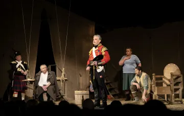 Актёры на сцене киевского театра во время спектакля при «жёлтой» тревоге, в зале сидят зрители