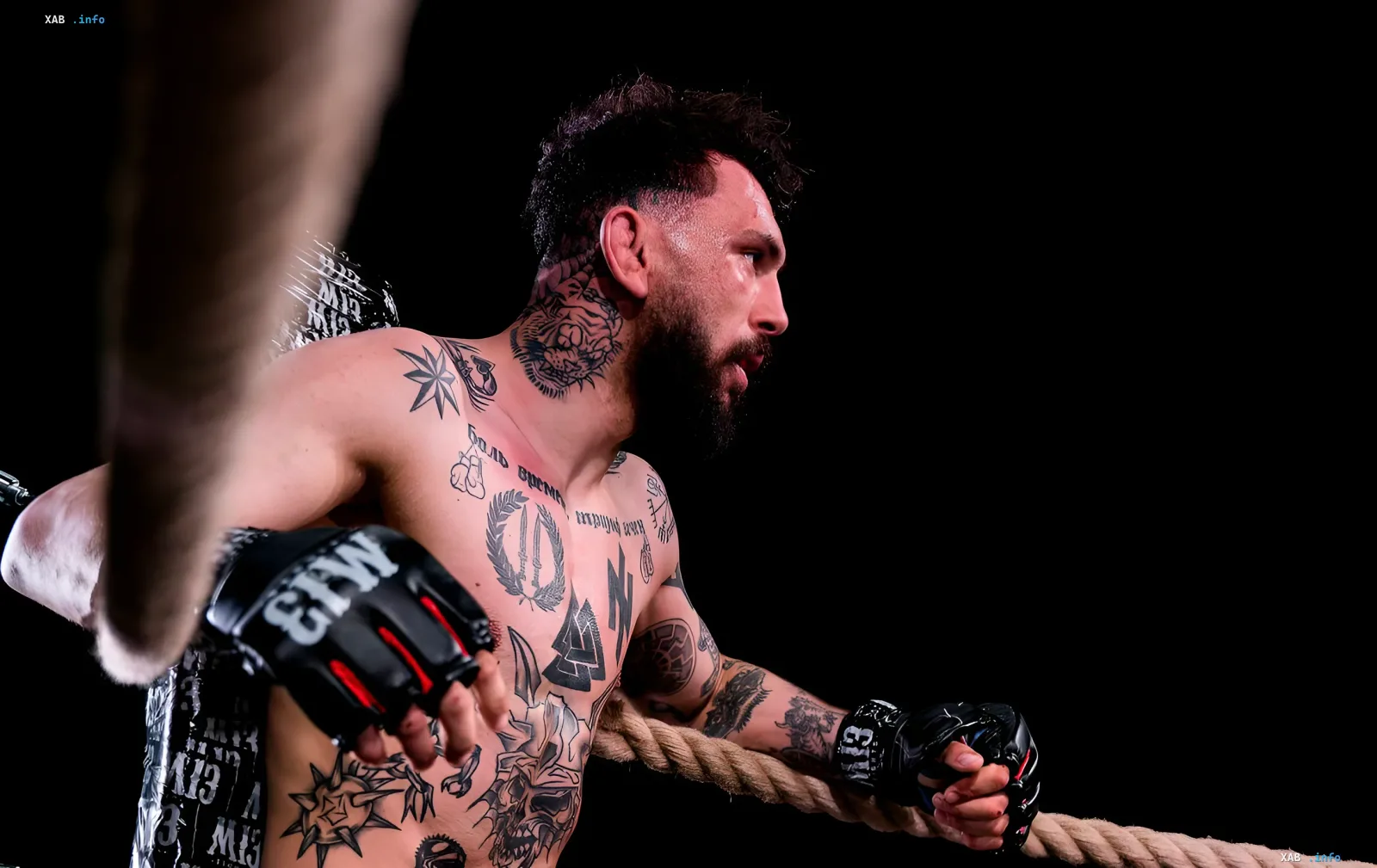 Татуированный профессиональный боец M13 FIGHTS в перчатках лиги в ринге — иллюстрация к заявлению Артёма Грота об отсутствии гражданских в M13