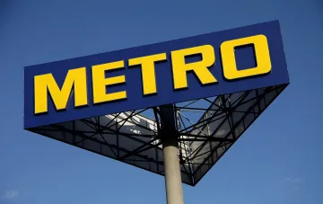 Вывеска гипермаркета METRO на фоне голубого неба — сеть временно закрыла магазин в Николаеве после удара российского дрона