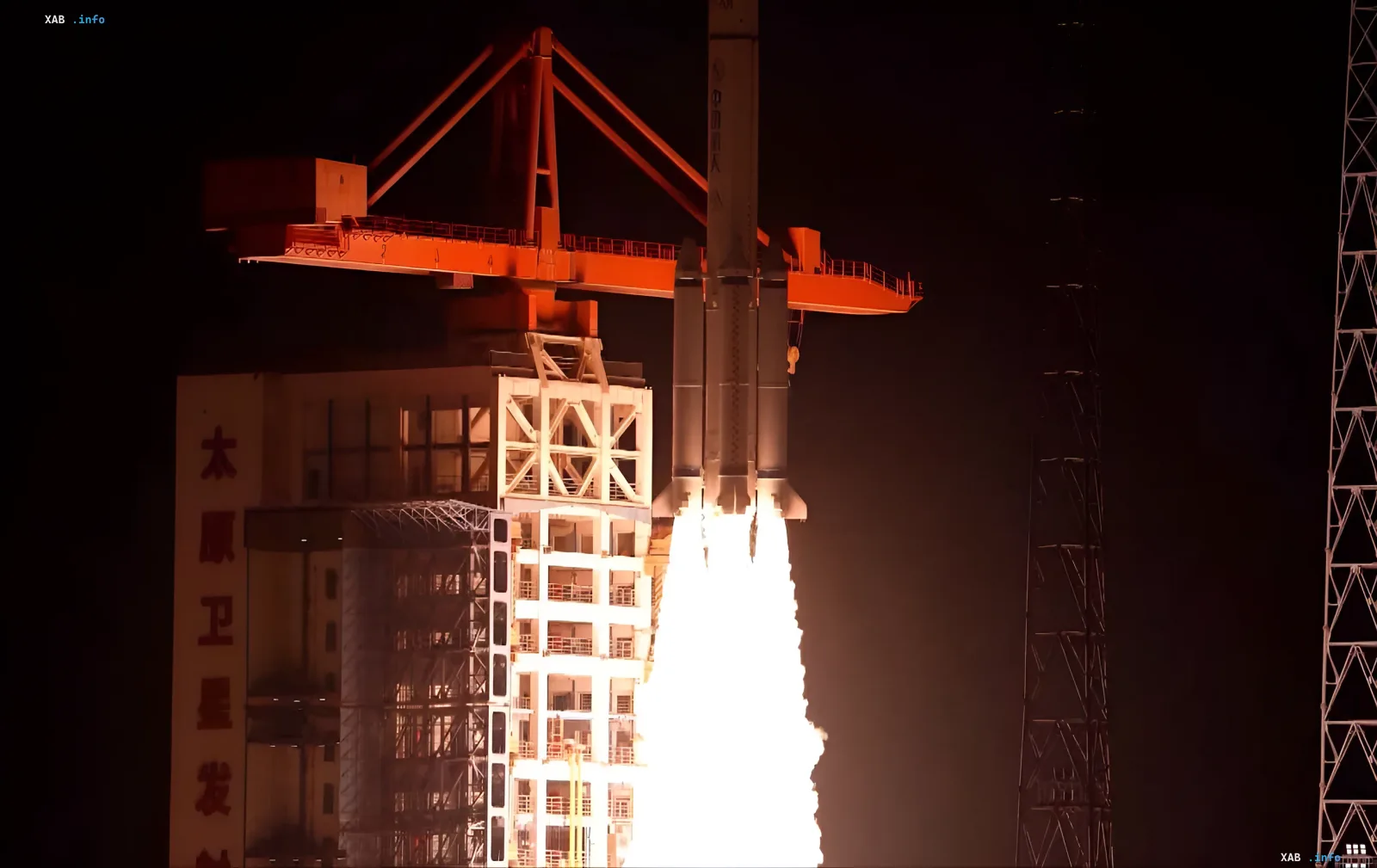 Запуск китайской ракеты-носителя со спутником Yaogan-50 с космодрома Тайюань ночью — аппарат впоследствии распался на орбите