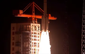 Nachtstart einer chinesischen Trägerrakete mit dem Satelliten Yaogan-50 vom Weltraumbahnhof Taiyuan — das Raumschiff zerbrach später auf der Umlaufbahn