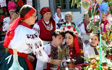 Українці в традиційних народних костюмах на осінньому обряді з приметами та віщуваннями