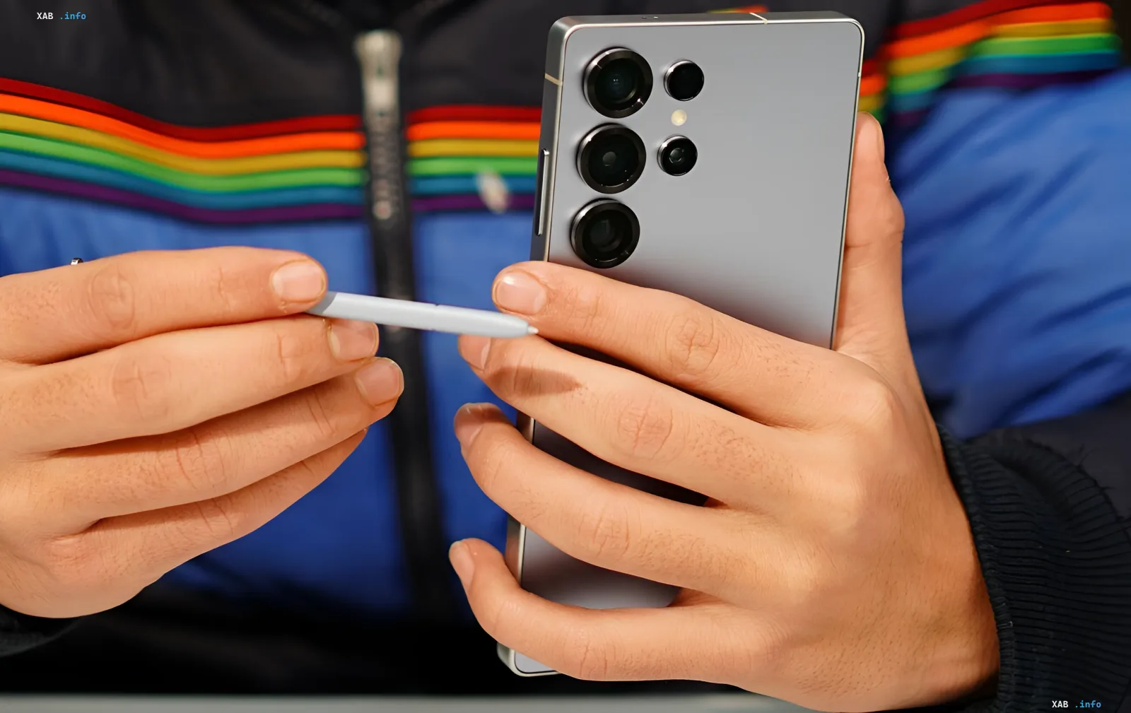 Person hält ein Samsung Galaxy S24 Ultra Smartphone mit S Pen Stylus und zeigt das Samsung-Ökosystem