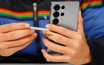 Человек держит смартфон Samsung Galaxy S24 Ultra с S Pen, демонстрируя экосистему Samsung при переходе с iPhone