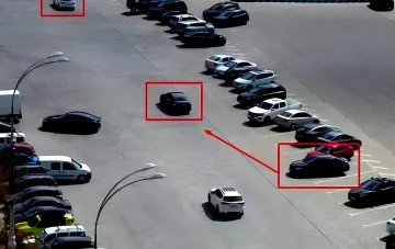 Кадр с камеры наблюдения: парковка с автомобилями, выделенными красными рамками, в деле о подбросе наркотиков экс-комбату «Магуры»