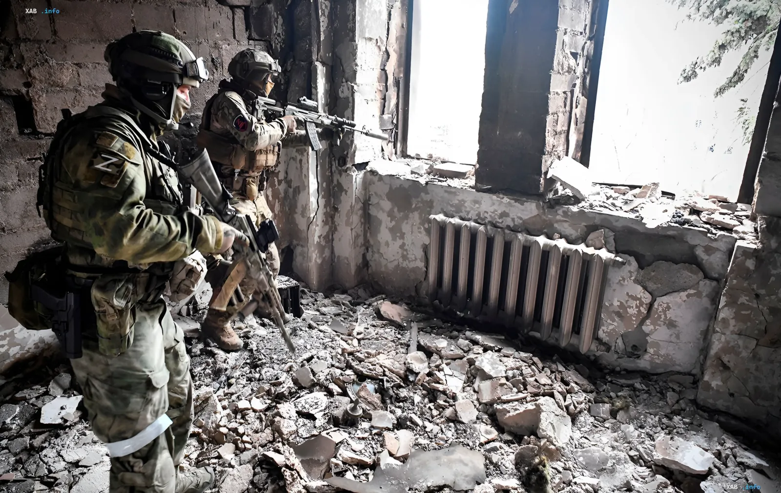 Боевые действия в зоне конфликта: военные с автоматическим оружием в разрушенном здании на фоне сообщений о потерях армии РФ