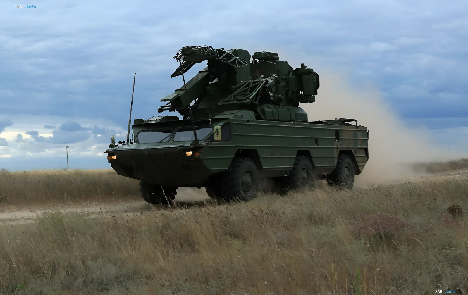 ЗРК «Оса-АКМ» на колёсном шасси 6х6 с пусковой установкой ракет, движущаяся по полю — платформа для новой украинской ракеты РК-19, заменяющей советские 9М33