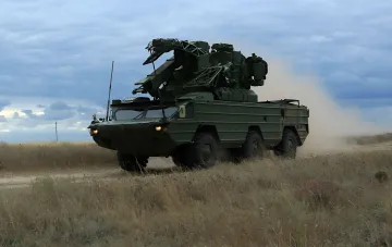 ЗРК «Оса-АКМ» на колёсном шасси 6х6 с пусковой установкой ракет, движущаяся по полю — платформа для новой украинской ракеты РК-19, заменяющей советские 9М33