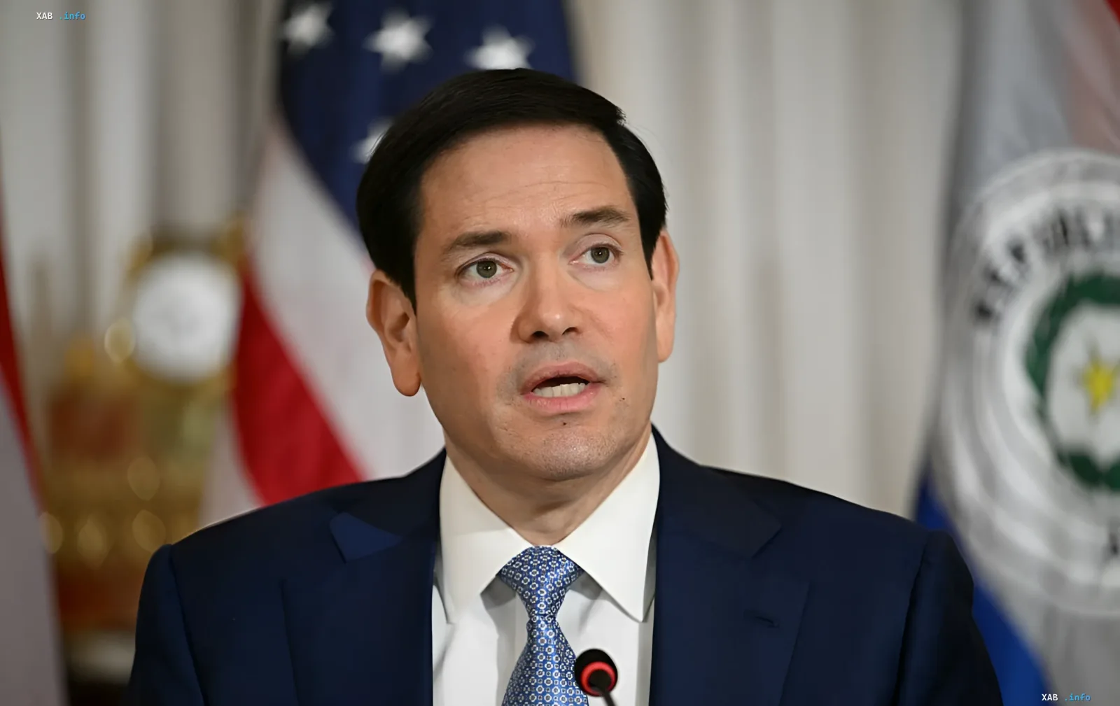 Marco Rubio vor US-Flagge bei seiner Aussage über die Wiederaufnahme der Gespräche zwischen Kiew und Moskau