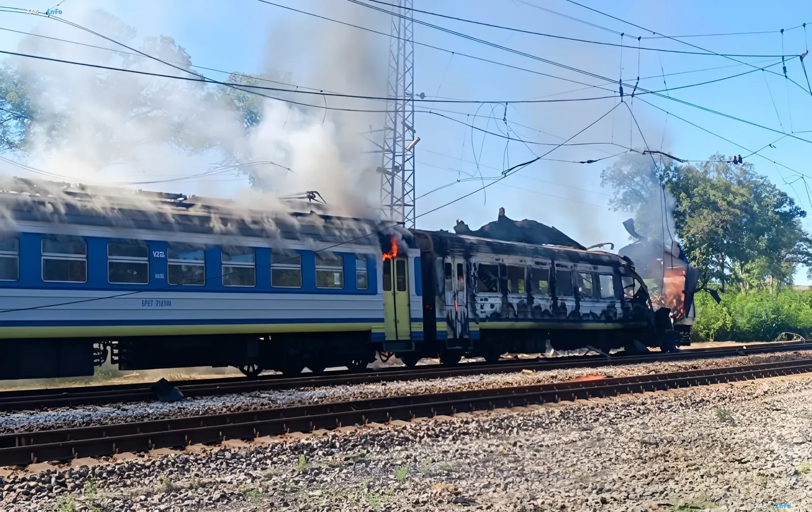 Горящий поезд после удара дрона «Шахед» на станции у села Искра, линия Харьков — Изюм