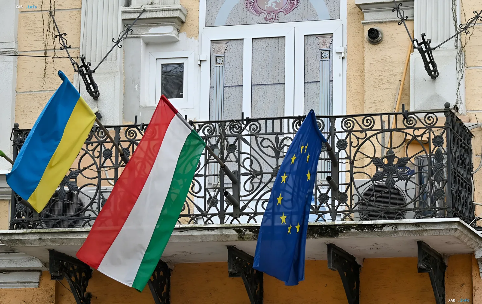 Flaggen der Ukraine, Ungarns und der EU auf einem Balkon — Symbol des Streits um eingefrorene russische Vermögenswerte