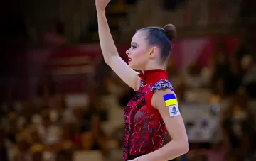 Таисия Онофрийчук в красном номере с флагом Украины на чемпионате мира по художественной гимнастике 2026