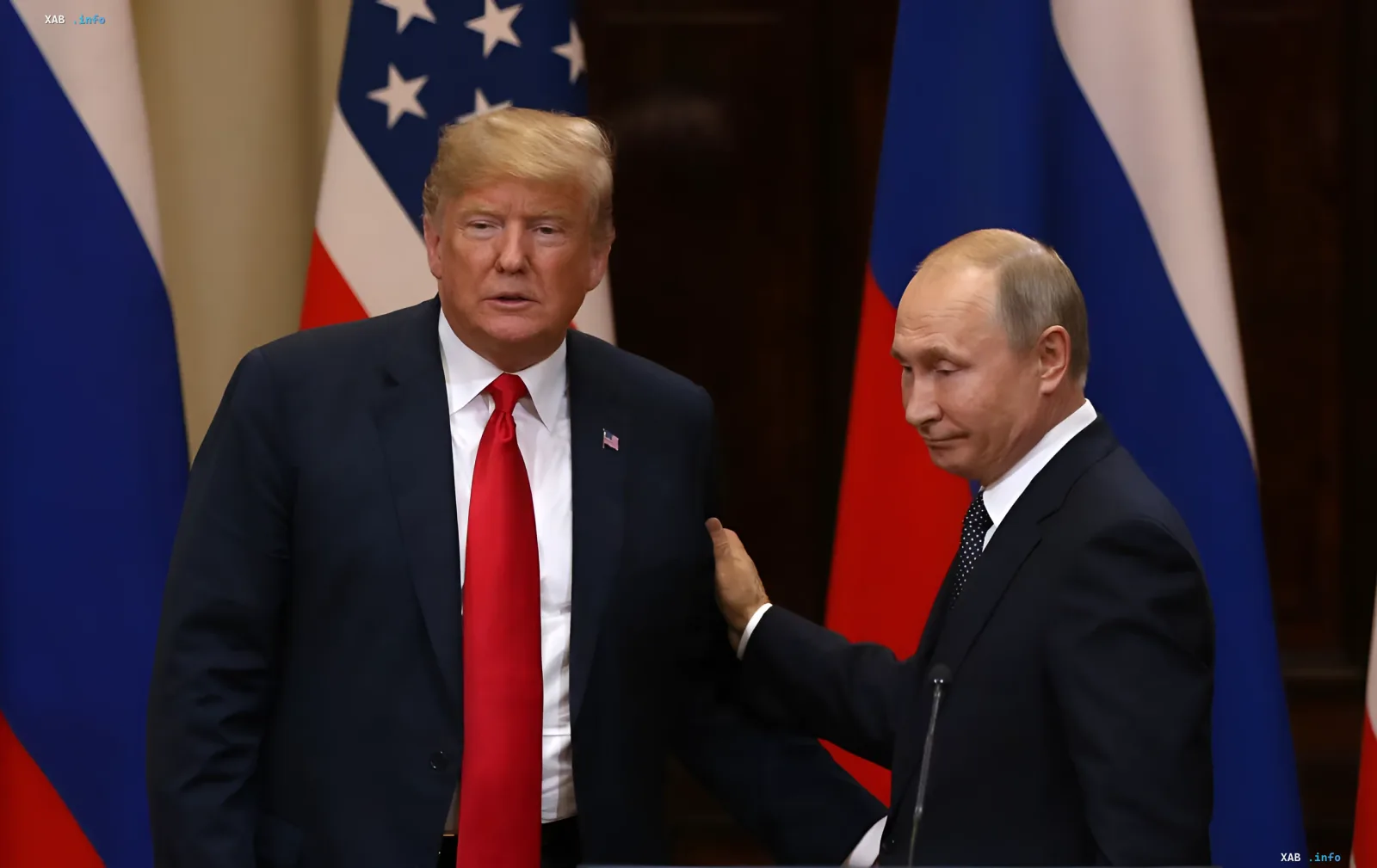 Дональд Трамп и Владимир Путин на фоне флагов США и России — детали звонка о торговых выгодах в обмен на завершение войны