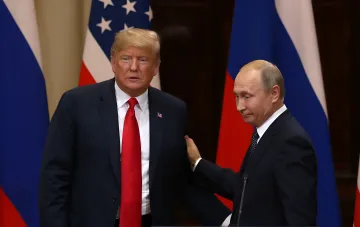 Дональд Трамп и Владимир Путин на фоне флагов США и России — детали звонка о торговых выгодах в обмен на завершение войны