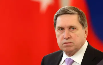 Сергей Ушаков на фоне российского флага: заявление о возможном возобновлении переговоров по Украине в трехстороннем формате в Абу-Даби