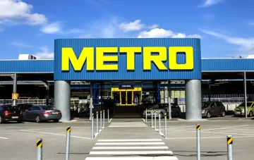 Гипермаркет Metro в Николаеве после российского удара: фасад магазина с вывеской и парковка