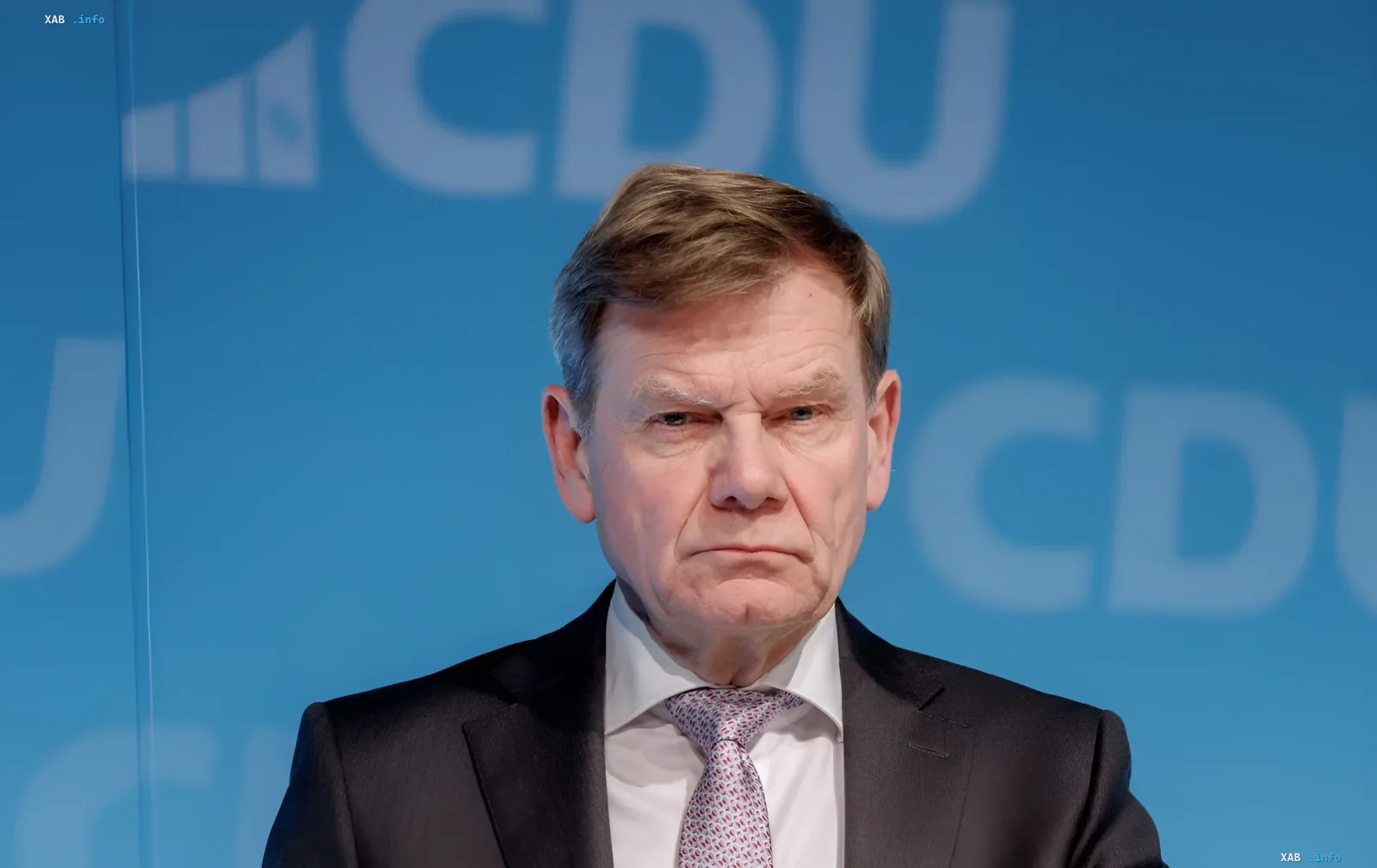 Политик ХДС на фоне логотипа партии в Берлине в контексте резкого ответа Германии на заявления Лаврова о «войне»
