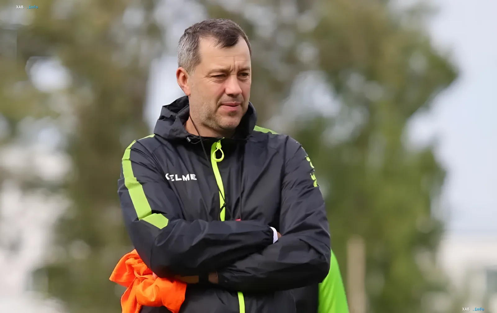 Юрий Вирт в тренировочной куртке KELME на фоне футбольного поля после назначения главным тренером «Пробия»
