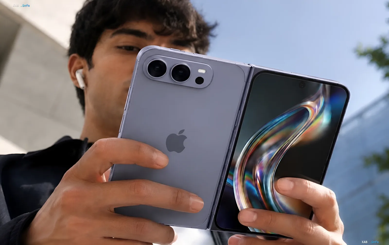 Apples faltbares iPhone Duo in den Händen eines Nutzers: matte Rückseite mit Apple-Logo und Dual-Kamera-Modul