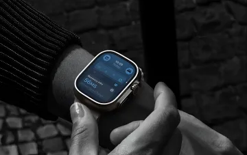 Apple Watch Ultra 4 на запястье: экран с мониторингом Recovery HRV, титановый корпус и оранжевая Digital Crown