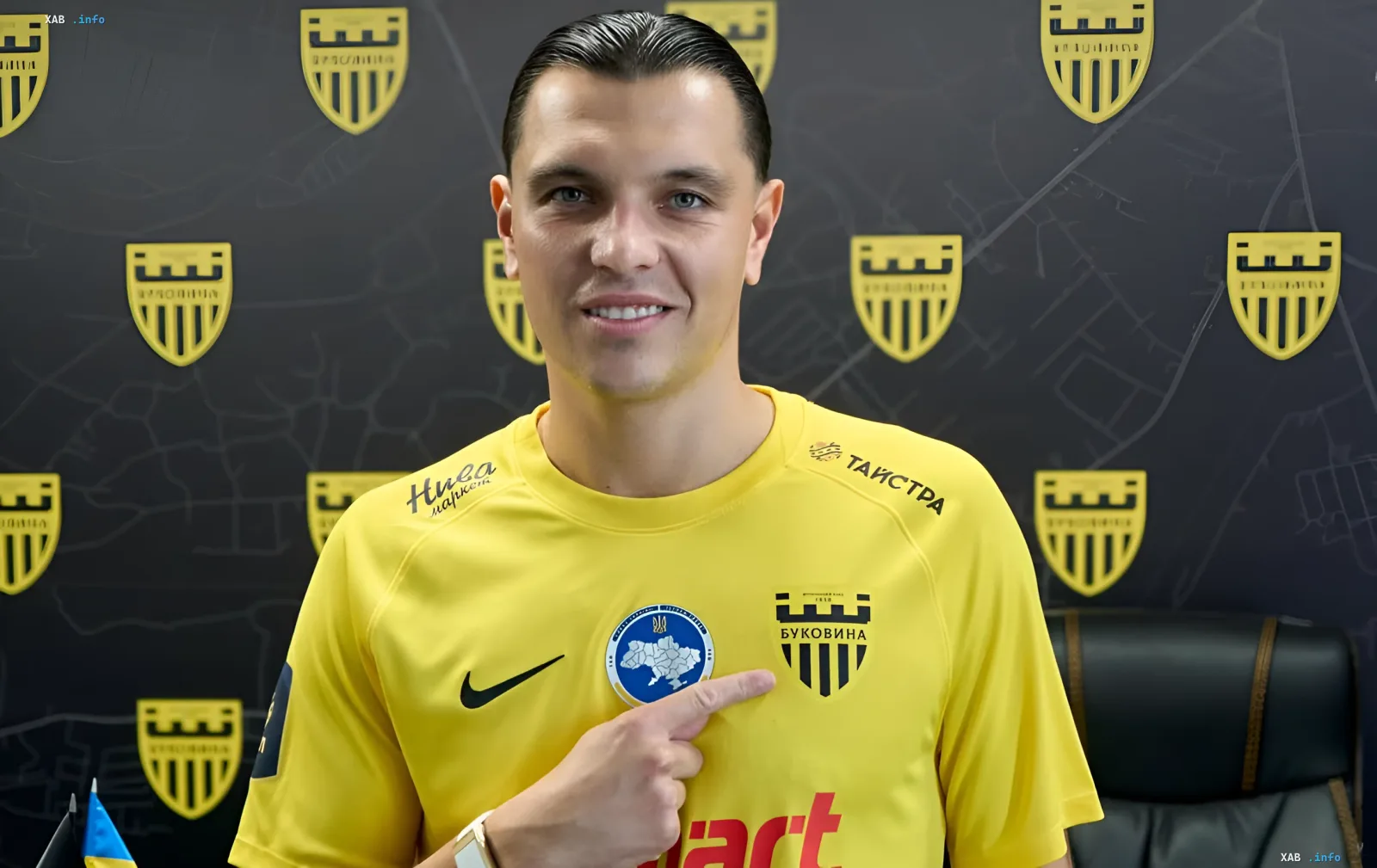 Renat Dadashov im Trikot von Bukowyna Tscherniwzi bei der offiziellen Vorstellung nach Vertragsunterschrift