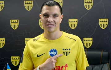 Renat Dadashov im Trikot von Bukowyna Tscherniwzi bei der offiziellen Vorstellung nach Vertragsunterschrift
