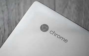 Логотип браузера Chrome на корпусе ноутбука — обновление Chrome 153 с закрытием 230 уязвимостей и zero-day в V8