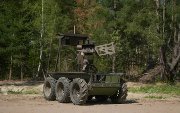 Розвідувально-ударний робот DevDroid Droid TW 40 з 40-мм гранатометом і обертовою вежею на колісній платформі в лісовій місцевості