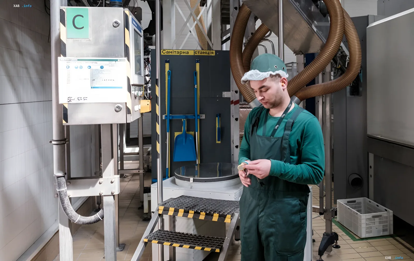 Mitarbeiter von UMCC Titanium prüft ein Bauteil an der Produktionslinie im Kontext der Reform der Nach-Privatisierungs-Kontrolle der FGIA