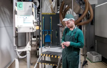 Mitarbeiter von UMCC Titanium prüft ein Bauteil an der Produktionslinie im Kontext der Reform der Nach-Privatisierungs-Kontrolle der FGIA