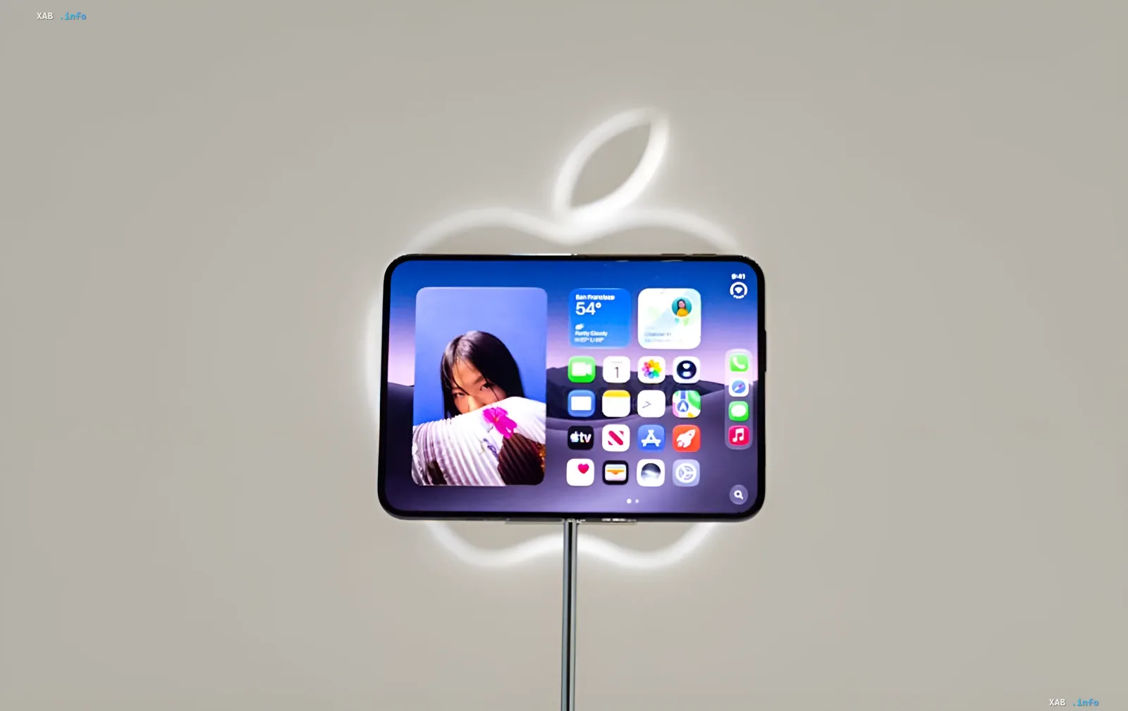 Faltbares iPhone Duo-Smartphone im Apple Store mit dem iOS-Interface auf dem Display