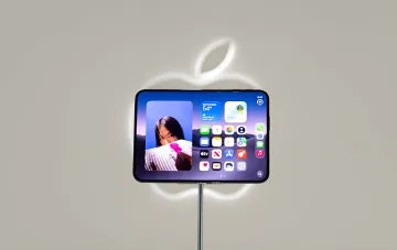 Faltbares iPhone Duo-Smartphone im Apple Store mit dem iOS-Interface auf dem Display