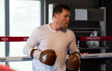 Boxer im weißen Langarmshirt und braunen Handschuhen im Ring des Lagers von Alexander Usyk, wo Canelo Alvarez auf den Kampf gegen Mbili vorbereitet