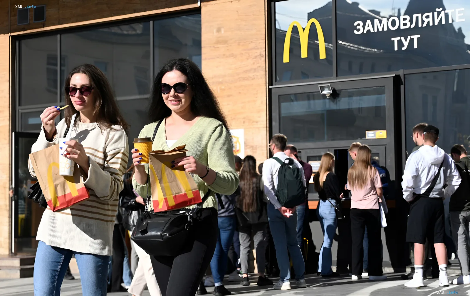 Kunden holen sich Takeaway-Bestellungen vom reduzierten McDonald's-Menü in der Ukraine ab