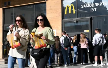 Kunden holen sich Takeaway-Bestellungen vom reduzierten McDonald's-Menü in der Ukraine ab