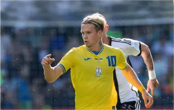 Mychajlo Mudryk im Trikot der ukrainischen Nationalmannschaft während eines Spiels, seine Verletzung bei Tottenham wirft Fragen nach seinem Einsatz für die Nationalmannschaft auf
